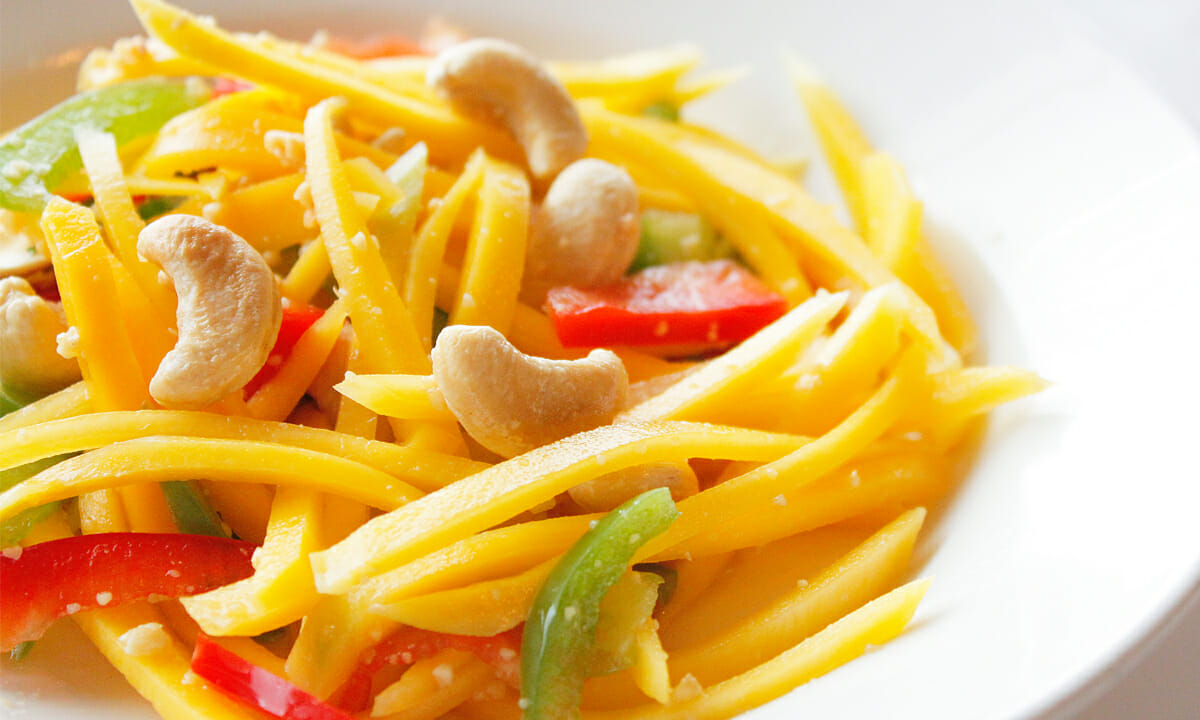 Salade de mangues et de noix de cajou – Cora Déjeuners et dîners